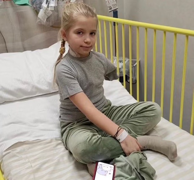 Menina precisou amputar braço após ataque  (Foto: Reprodução Daily Mail )