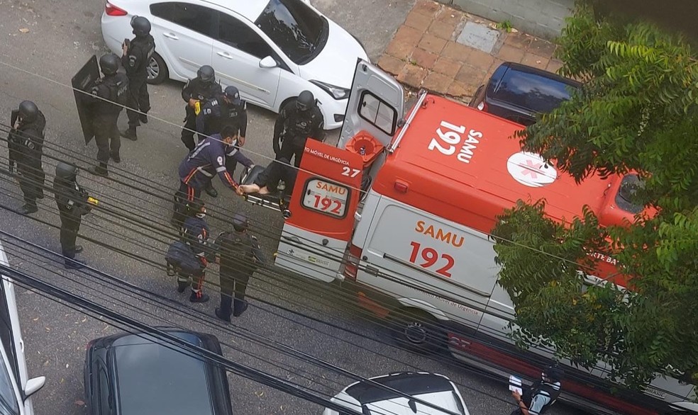 Homem faz familiares reféns em apartamento em Fortaleza — Foto: Gustavo Pellizzon