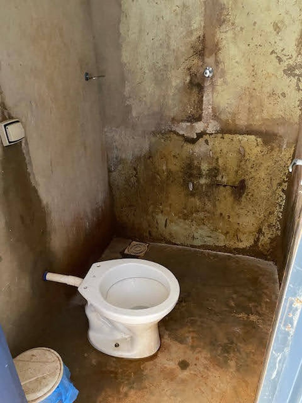Condição de banheiro em condomínio no qual viviam trabalhadores em Parcatu — Foto: Grupo de Combate ao Trabalho Escravo em Minas Gerais/ Divulgação