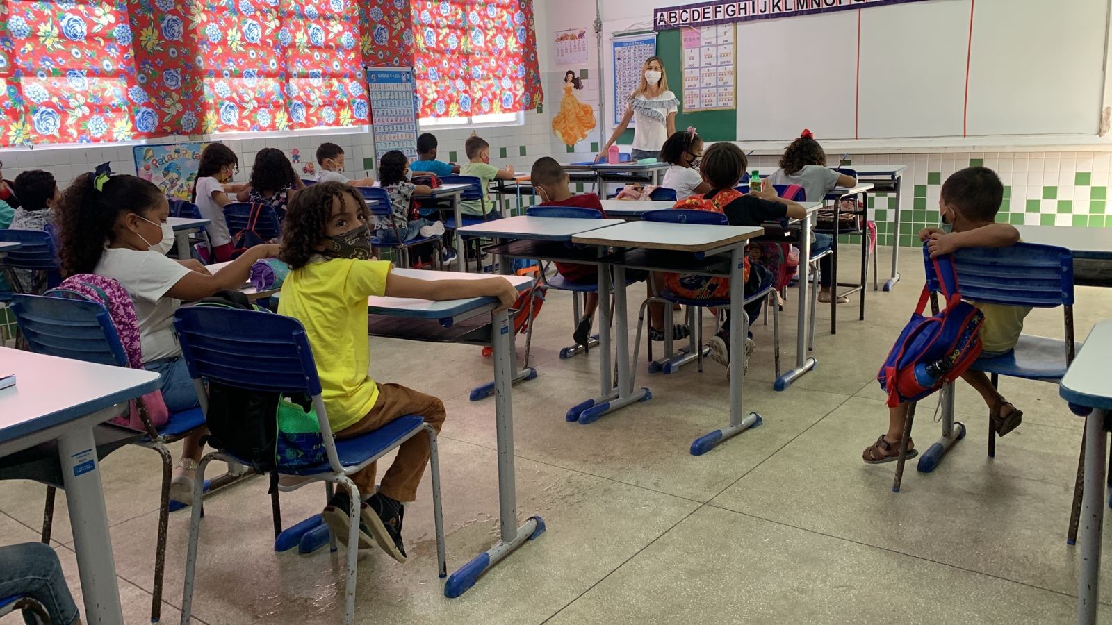 Alunos da rede municipal de Maceió voltam às aulas presenciais