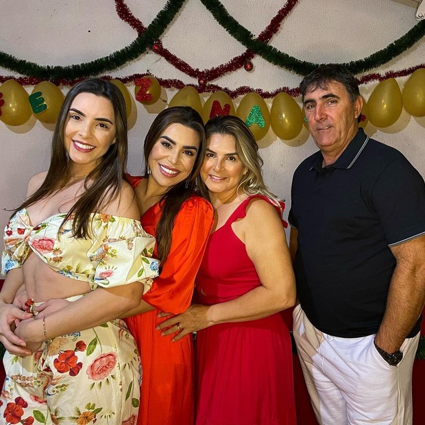 Naiara Azevedo com a irmã, Natalia, e os pais Iraci e Amarildo  (Foto: Reprodução/Instagram)
