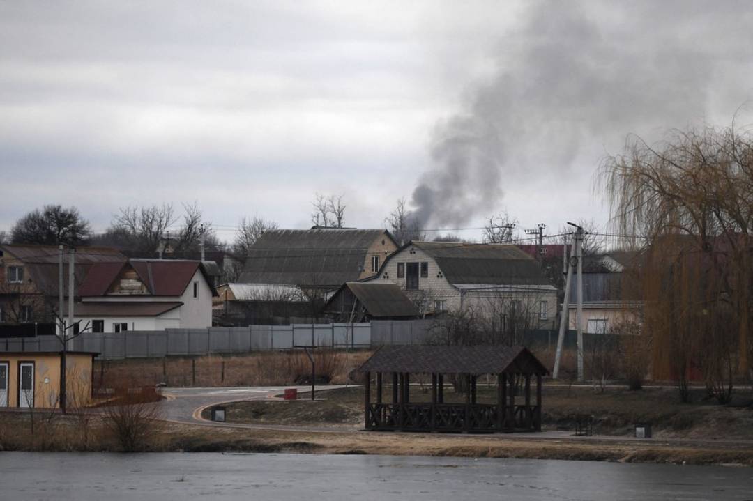 Imagem de fumaça na cidade de Gostomel, na Ucrânia, onde há um aeroporto militar sob ataque de russos, em 24 de fevereiro