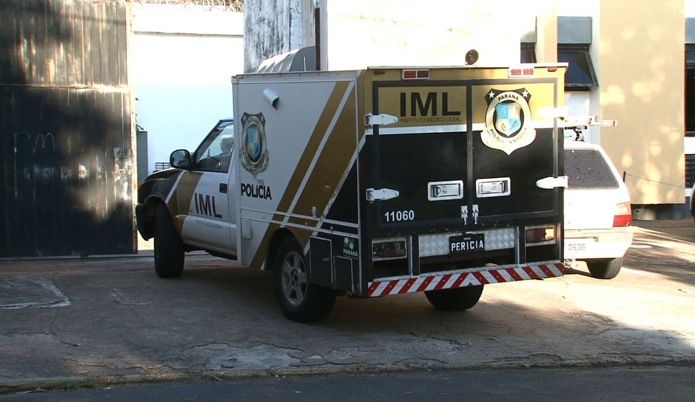 Três suspeitos mortos em confronto com a PM em Xambrê foram levados para o IML de Umuarama, no noroeste do Paraná — Foto: Silvio Alves/RPC