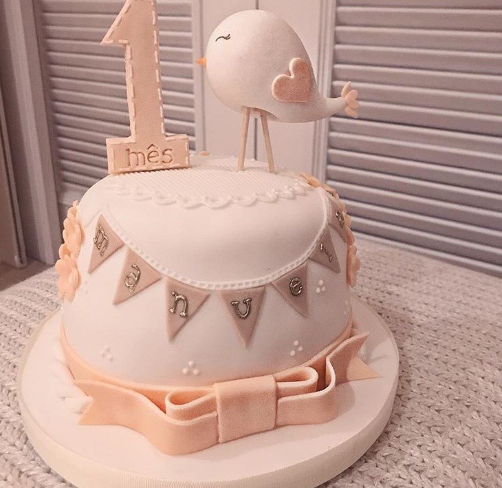 Eliana comemorou o primeiro mês de vida da filha com um lindo bolo  (Foto: reprodução/Instagram)