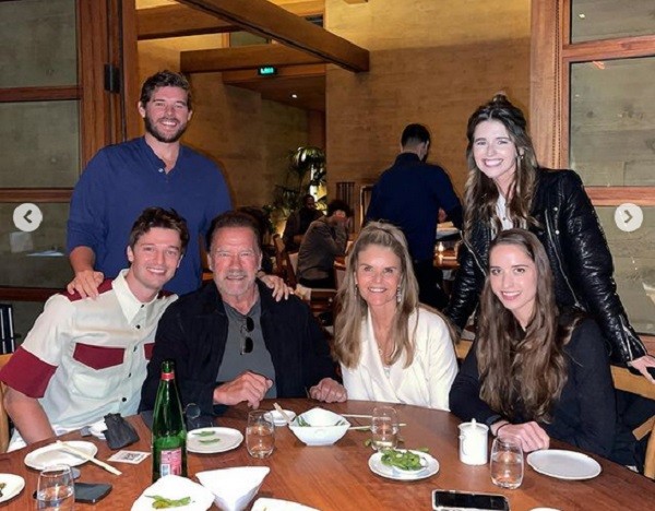 Arnold Schwarzenegger e Maria Shriver juntos no jantar de aniversário de Patrick Schwarzenegger (Foto: Instagram)
