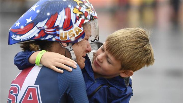 Kristin foi amparada pelo filho quando terminou a prova de ciclismo contrarrelógio (Foto: AAron Ontiveroz / Denver Post via Getty Images)