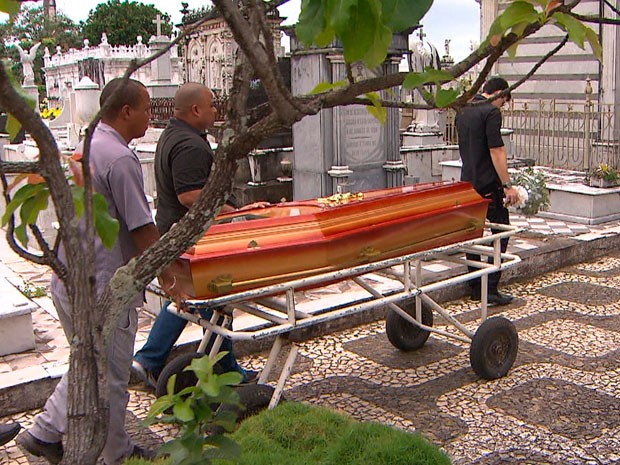 Enterro dos irmãos mortos em acidente de trânsito no bairro de Ondina, em Salvador, na Bahia (Foto: Reprodução/TV Bahia)