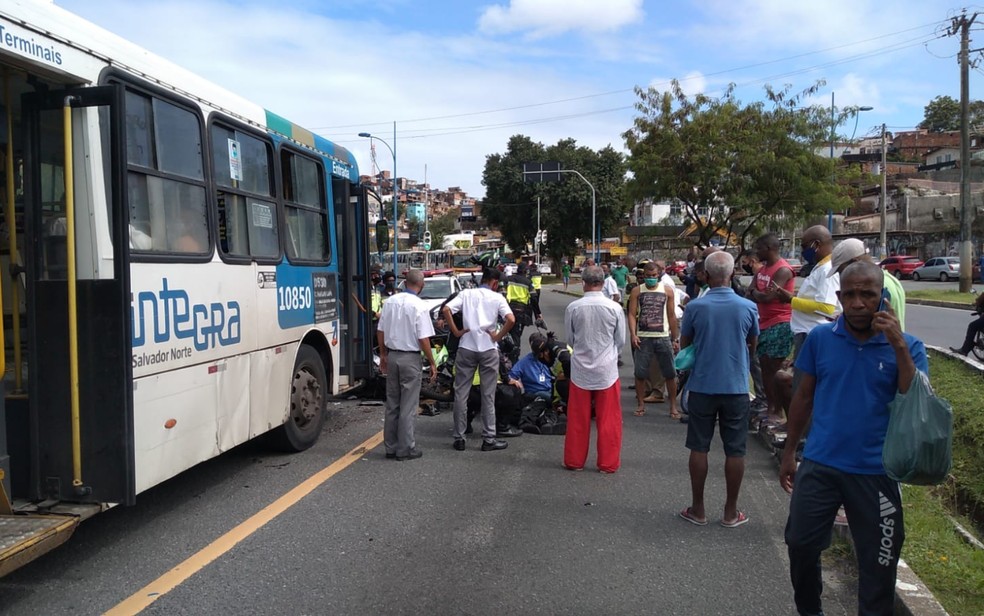Agente da Transalvador fica ferido após batida entre moto e ônibus em Salvador — Foto: Rildo de Jesus/TV Bahia