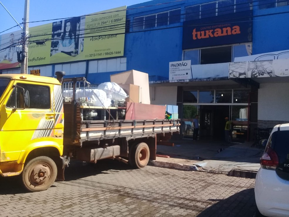 Comerciantes desocupam galeria comercial interditada em Palmas — Foto: Evandro Mendes/TV Anhanguera