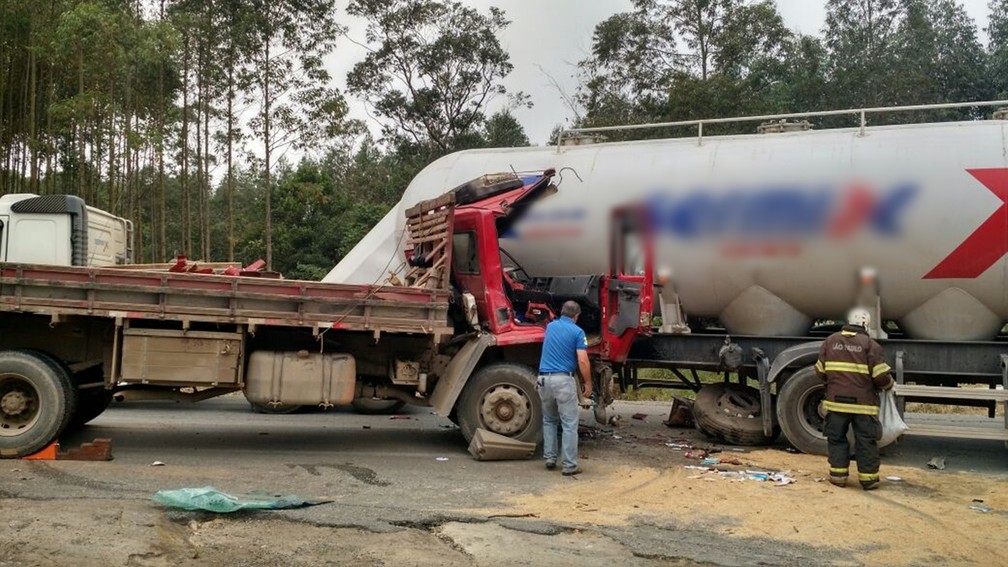 Motorista ficou preso nas ferragens mas foi socorrido com ferimentos leves (Foto: Victor Gomes/TV TEM)