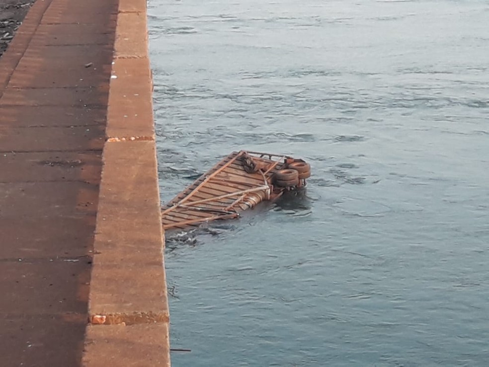 Acidente Na Ponte Do Rio Paranapanema Semirreboque De Caminhao Se Solta E Cai No Rio Paranapanema Em