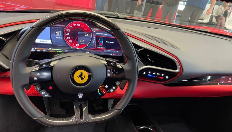 Interior da Ferrari 296 GTB tem quadro de instrumentos digital e poucos botões no painel — Foto: Raphael Panaro/Autoesporte