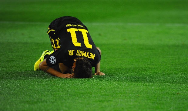 Neymar vai ao solo. Para Coutinho, a situação é forçada pelo garoto (Foto: Getty Images)