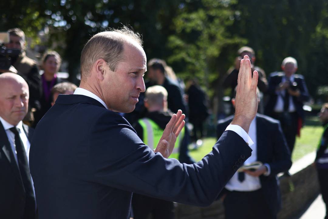 Príncipe William acena para a multidão na fila neste sábado