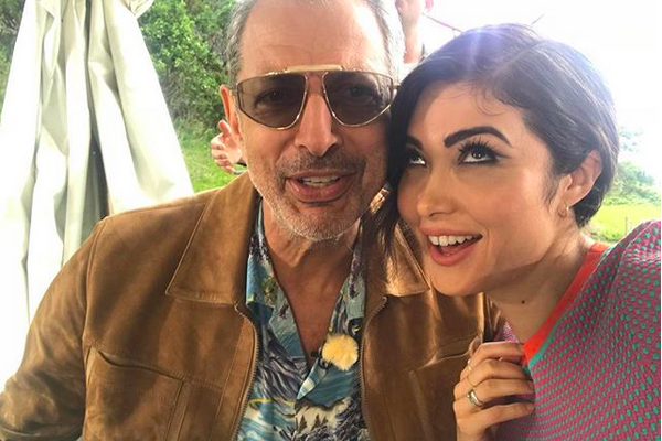 A atriz Daniella Penida com o ator Jeff Goldblum nas gravações do novo Jurassic World (Foto: Instagram)