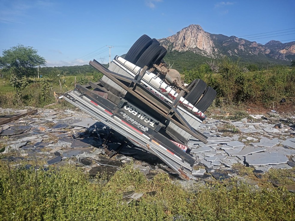 Caminhão ficou completamente destruído após o acidente — Foto: Redes sociais 