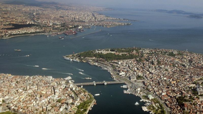A cidade de Istambul se estende em ambos os lados do Bósforo (Foto: Getty Images)