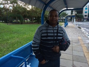 Julio Silva esperou seu ônibus por mais de uma hora para ir ao trabalho, e teve de contar com a carona do chefe (Foto: Paula Menezes/G1)