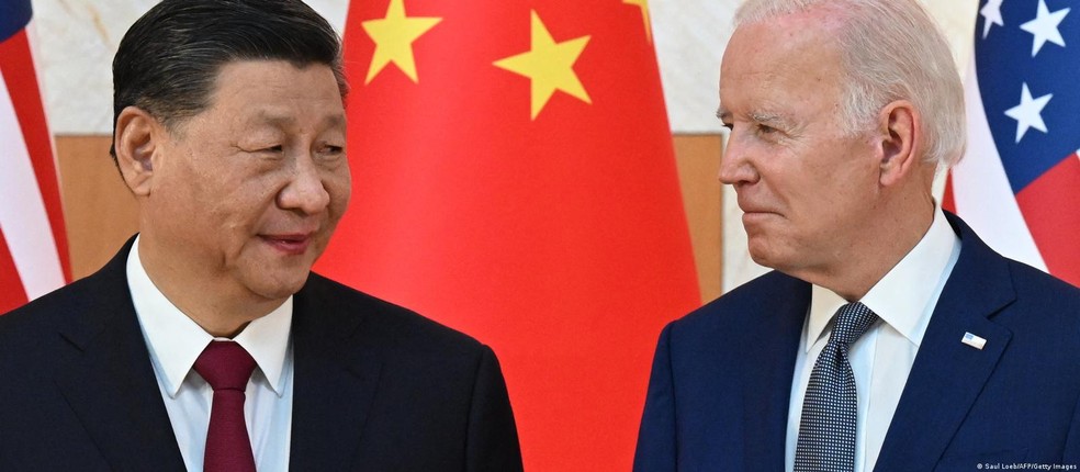 O líder chinês Xi Jinping e Joe Biden durante encontro do G20 — Foto: Saul Loeb/AFP/Getty Images