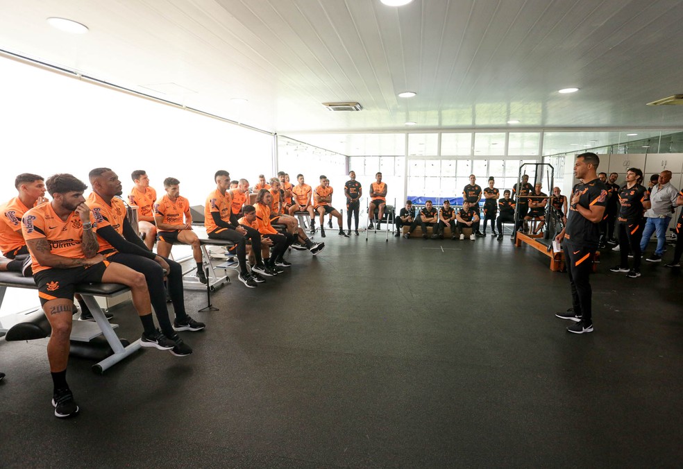 Elenco do Corinthians para 2023 sendo apresentado ao técnico Fernando Lázaro — Foto: Rodrigo Coca/Ag.Corinthians