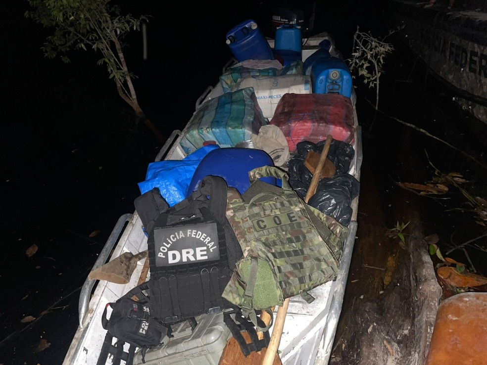 Operação no Rio Marié, Amazonas, apreendeu drogas e armas — Foto: PF-AM