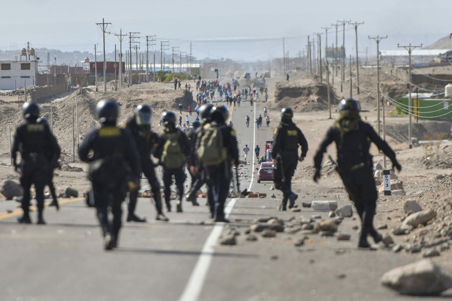 Forças de segurança peruanas tentam contar manifestantes que bloqueiam estrada no Peru