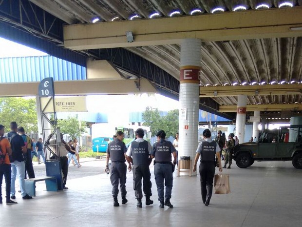PMs no Terminal de Laranjeiras na Serra, nesta segunda-feira (13) (Foto: Divulgação/ Sesp-ES)