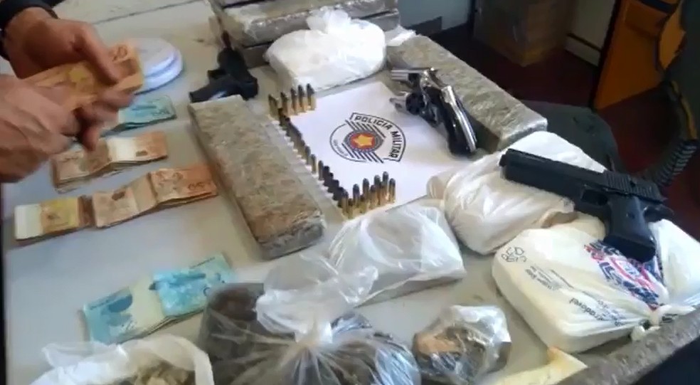 Operação apreende drogas, armas e mais de R$ 5 mil com dupla em Promissão — Foto: Polícia Militar/Divulgação