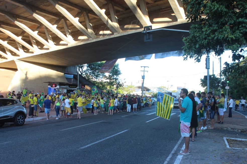 TERESINA, 17h: manifestantes vestidos nas cores verde e amarela no Complexo da Ponte Estaiada neste domingo (30)  — Foto: Maria Romero/G1 PI