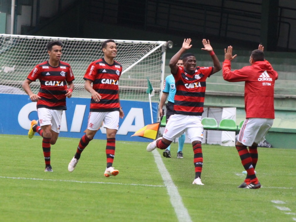 Flamengo marcou duas vezes com Matheus Dantas e bateu o Coritiba fora de casa &mdash; Foto: Divulga&ccedil;&atilde;o/Coritiba