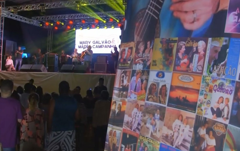 Mary, da dupla As Galvão, retorna aos palcos em evento sertanejo pela 1ª vez desde a morte da irmã  — Foto: Fábio Modesto /TV TEM