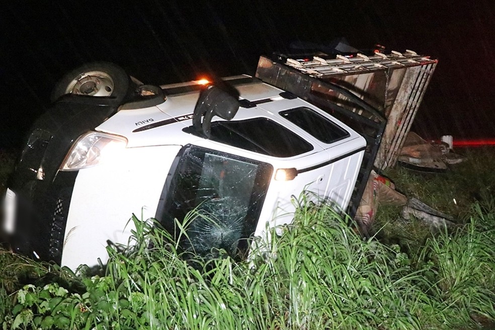 CaminhÃ£o tombou na BR-163 em Nova Mutum (Foto: Djeferson Kronbauer/Power Mix)