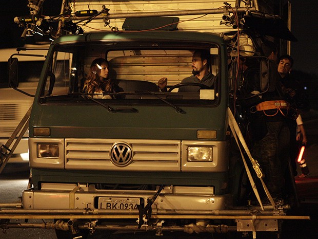Andreia Horta e Paulinho Vilhena acertam detalhes dentro do caminhão (Foto: A Teia / TV Globo)