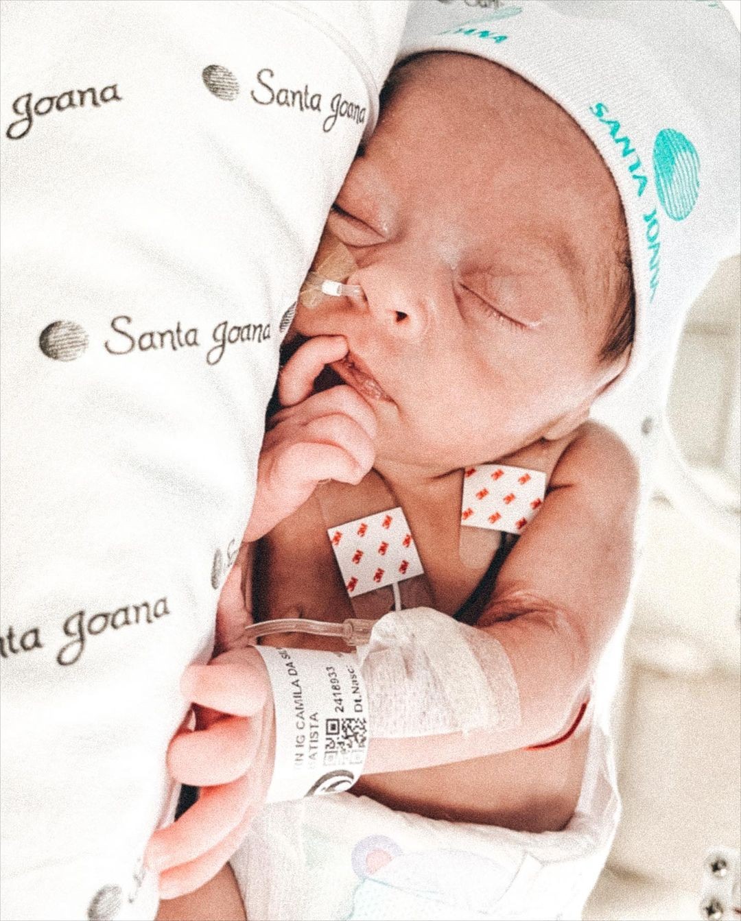 Camila Monteiro pede orações para seguidores por saúde da filha, Aurora (Foto: Reprodução / Instagram)