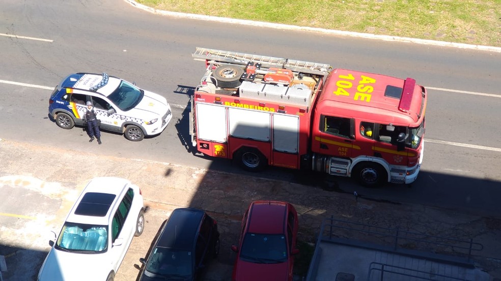 Polícia Militar e Corpo de Bombeiros em frente ao prédio da Secretaria de Educação no DF após feminicídio de servidora — Foto: Arquivo pessoal 