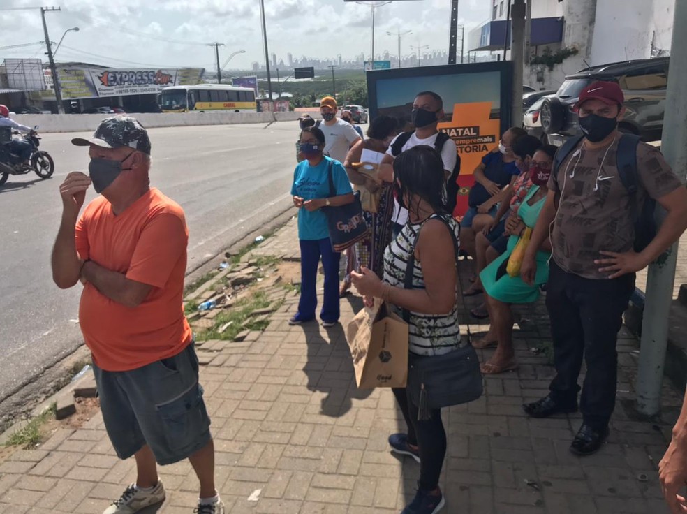 Passageiros têm reclamado dos ônibus lotados em Natal; paradas tem ficado cheias com demora — Foto: Kléber Teixeira/Inter TV Cabugi