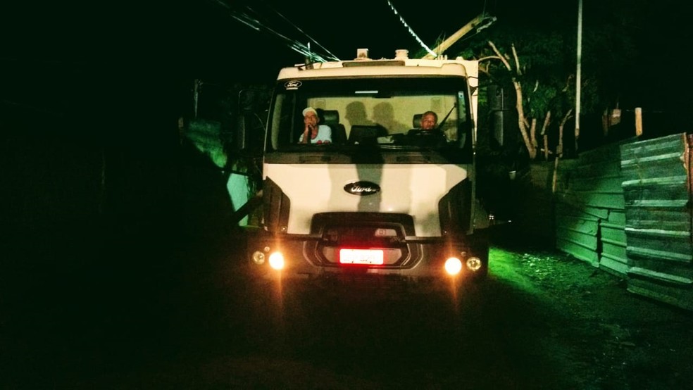 Poste caiu em cima de caminhão em Teófilo Otoni, homens que estavam no veículo aguardaram Cemig desligar energia no local — Foto: Corpo de Bombeiros/Divulgação