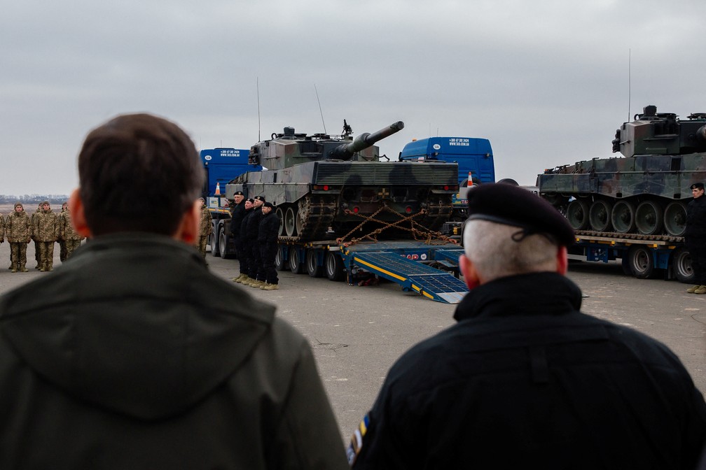 O primeiro-ministro ucraniano, Denys Shmyhal, e o primeiro-ministro polonês, Mateusz Morawiecki, participam da transferência oficial dos tanques poloneses Leopard 2 para a Ucrânia em 24 de fevereiro de 2023 — Foto: Krystian Maj/Governo da Polônia/Divulgação via Reuters
