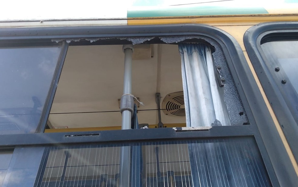 Janela pr&oacute;xima ao cobrador teve vidro quebrado ap&oacute;s ser atingida por tiro &mdash; Foto: Rildo de Jesus/TV Bahia