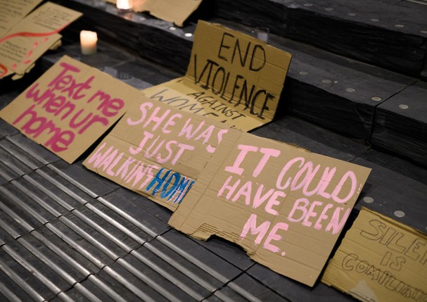 CARDIFF, WALES - MARCH 13: Placards are placed on the steps of the Senedd during a vigil held in memory of Sarah Everard on March 13, 2021 in Cardiff, United Kingdom.  Vigils are being held across the United Kingdom in memory of Sarah Everard. Yesterday,  (Foto: Getty Images)