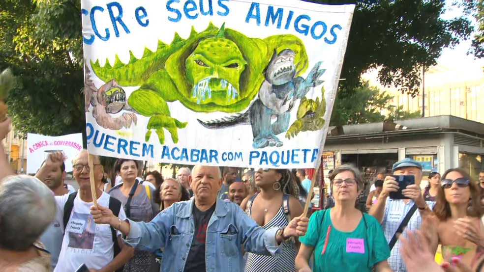 Faixa em protesto na Praça 15 — Foto: Reprodução/TV Globo