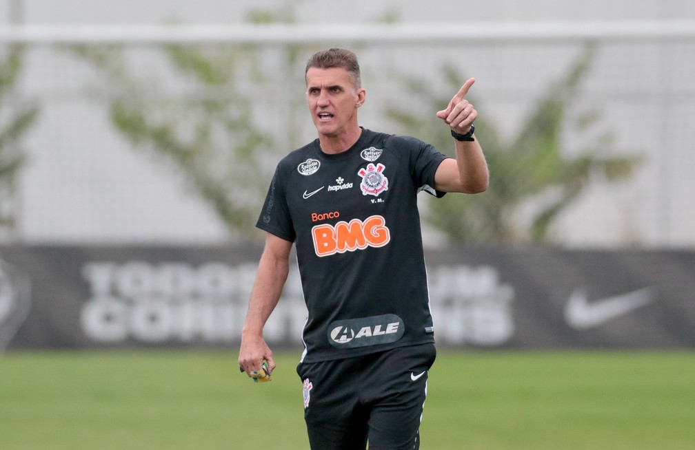 Mancini usa 25 jogadores em quatro jogos pelo Corinthians e ainda busca time ideal
