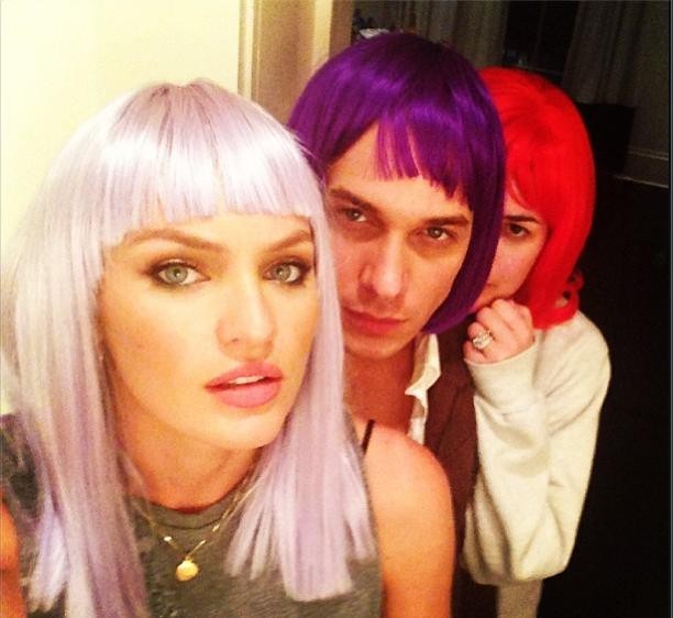 Candice e amigos de perucas coloridas (Foto: Reprodução/Instagram)