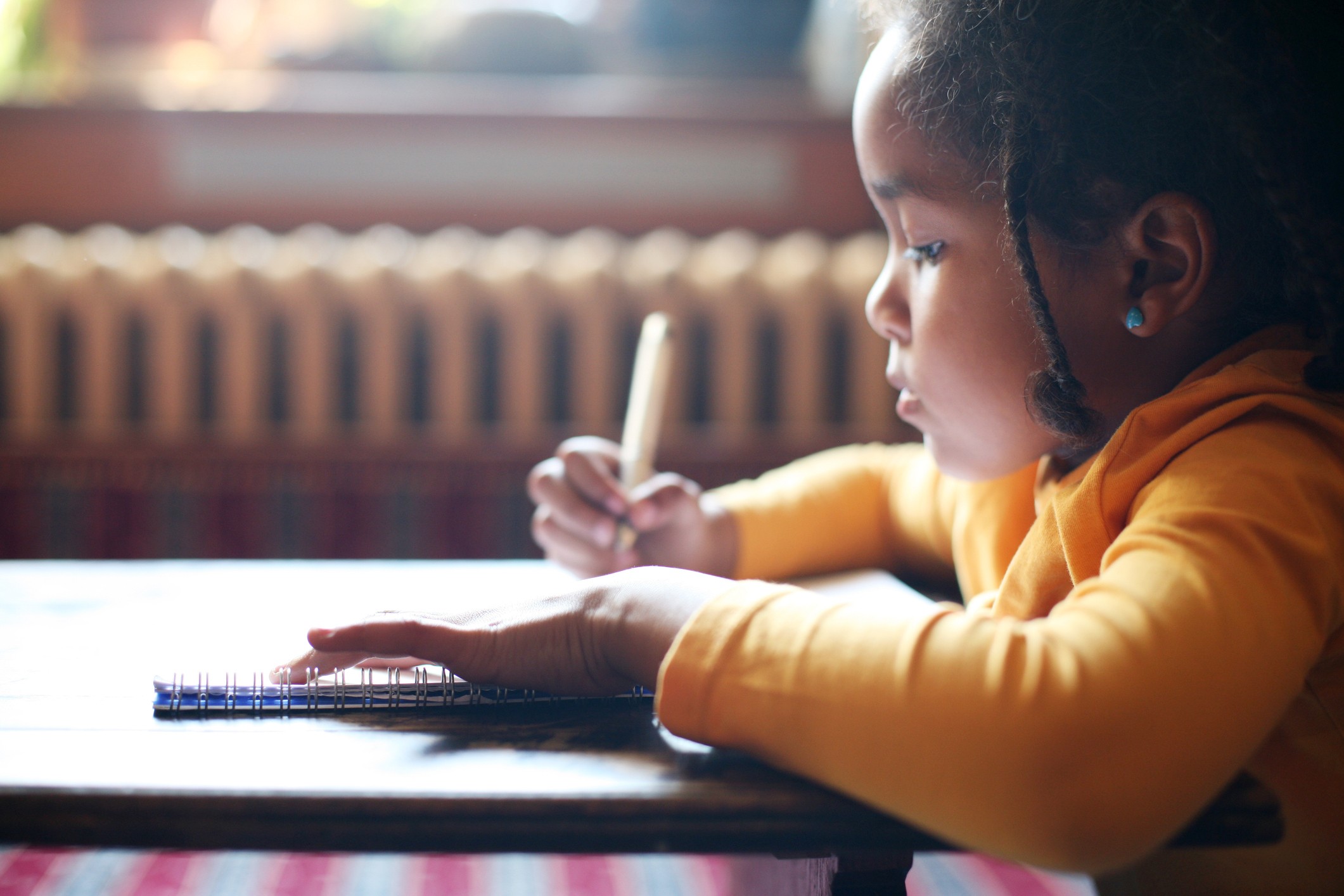 Menina escrevendo na escola (Foto: Thinkstock)
