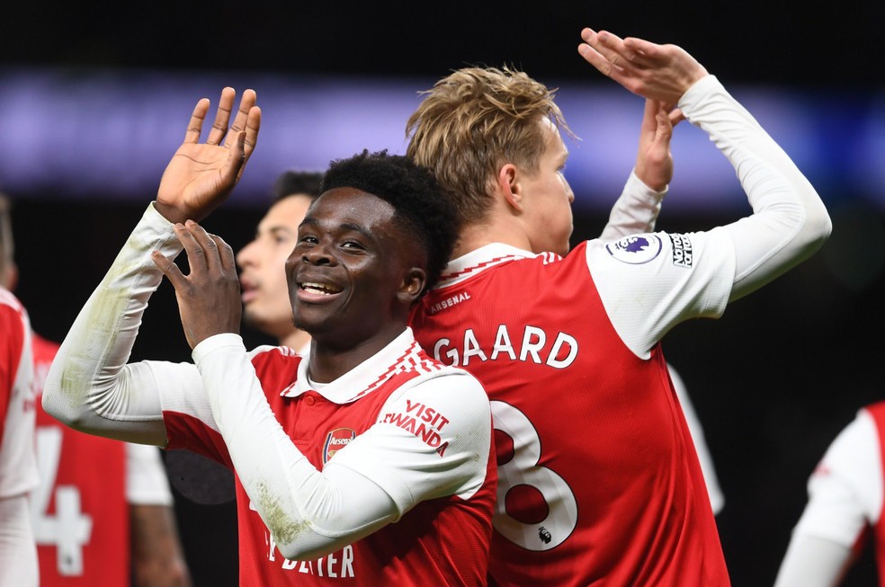 Odegaard e Saka homenageiam o basquete numa das comemorações de gol do Arsenal — Foto: Reprodução