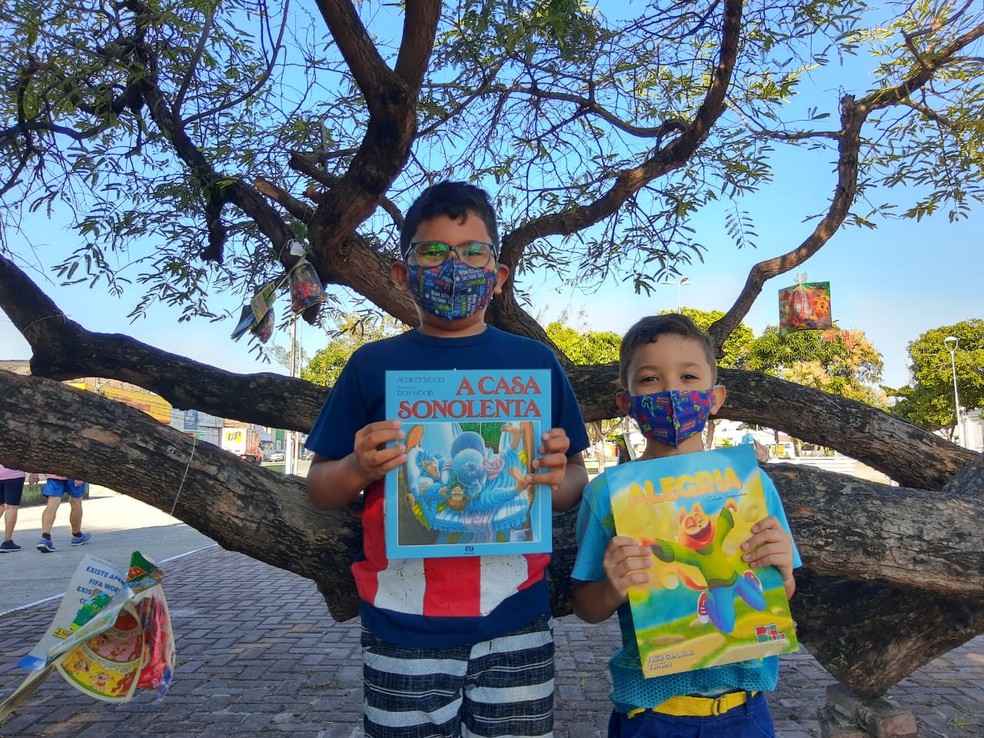 Os irmãos Carlos Eduardo, 8, e Lucas, 5, foram para a ação acompanhados dos pais — Foto: João Vitor Ferreira/G1