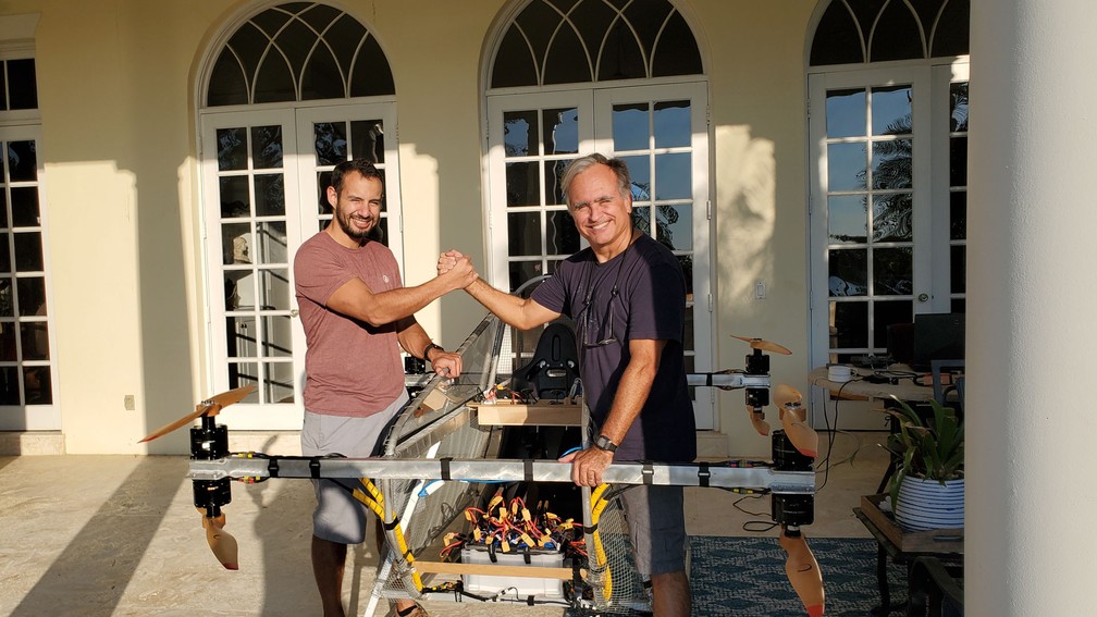 Álvaro Calvo e Marcelo Lavrador com o eVTOL do Human Drone Project — Foto: Arquivo Pessoal