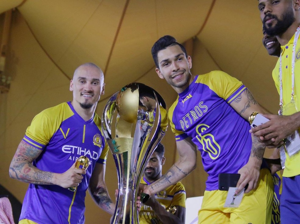 Maicon e Petros com troféu de campeão do Campeonato Saudita pelo Al Nassr em 2019 — Foto: Divulgação/Saudi Pro League