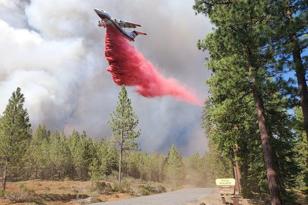 Avião lança retardante de fogo para combater incêndio no sul do Oregon, nos Estados Unidos, em 17 de julho de 2021 — Foto: Comando de Incidente de Fogo Bootleg via AP