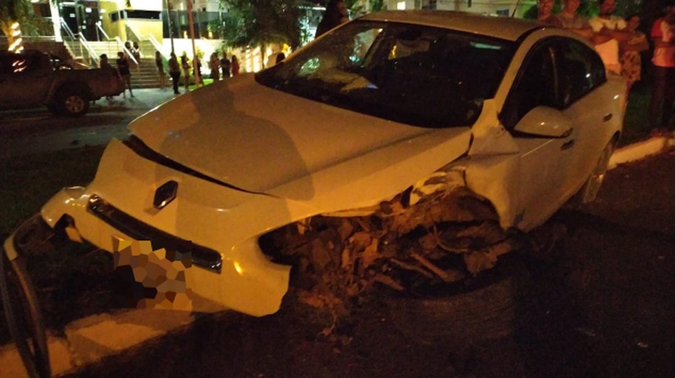 Frente de carro que bateu em poste ficou destruída — Foto: João Batista Miranda/ Guarda Metropolitana